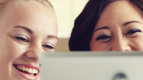 Dos-Mujeres-Jóvenes-Con-Tablet-PC-Con-Pantalla-Táctil-Ipad